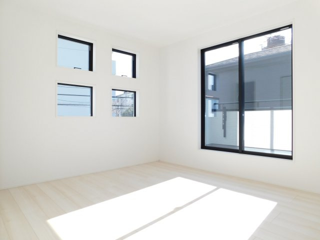 北名古屋市中之郷八反の新築一戸建の洋室|◇洋室◇　　南面で明るい洋室約７．０帖　ウォークインクローゼット完備♪　バルコニー付き！