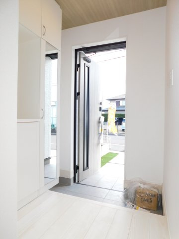 北名古屋市中之郷八反の新築一戸建の玄関|◇玄関収納◇　　家族の履物がしっかり収納できるミラー付きシューズ収納！　