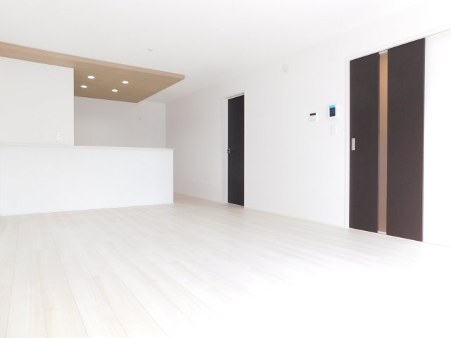 北名古屋市中之郷八反の新築一戸建の居間・リビング|◇リビング◇　　南面で明るいリビング約１８．０帖　折下天井のオシャレなキッチン♪