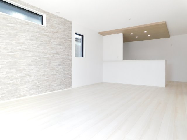 北名古屋市中之郷八反の新築一戸建の居間・リビング|◇リビング◇　　南面で明るいリビング約１８．０帖　アクセントクロスに合わせたインテリアを楽しむことができます♪