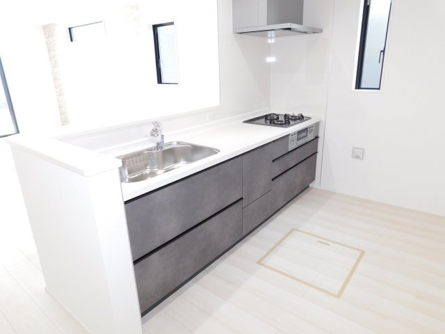 北名古屋市中之郷八反の新築一戸建のキッチン|◇キッチン◇　　人気の対面式・人造大理石カウンター・浄水器付ハンドシャワー・静音仕様シンク・スローインクローズレール・薄型換気扇・前面コンセント完備・床下収納庫 　