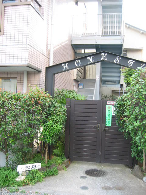 緑に囲まれた入口門扉