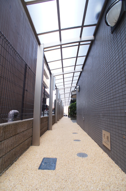 芝コーポ５号館のロビー|エントランスまで屋根があり雨の日も快適です
