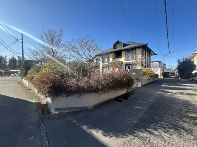 【外観】 | ◆◇青葉区鴨志田町　中古戸建◇◆ | ◆堂々たる趣ながら、主張し過ぎずどこか余裕を感じさせるシャープなフォルムで佇む邸宅は、晴天の空と照らし合わせる事で、本来あるべき完成形の姿を見せてくれます。