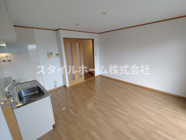 ハイステージ桜Aの居間・リビング|同建物内別部屋の写真です。