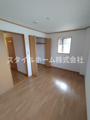 ハイステージ桜Aの居間・リビング|同建物内別部屋の写真です。