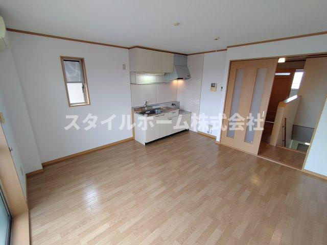 ハイステージ桜Aの居間・リビング|同建物内別部屋の写真です。