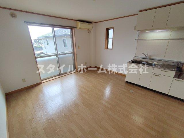 ハイステージ桜Aの居間・リビング|同建物内別部屋の写真です。