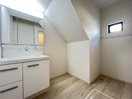 ◆草加市氷川町１５期の洗面所|大きな鏡の三面鏡の裏側は収納スペースあります。