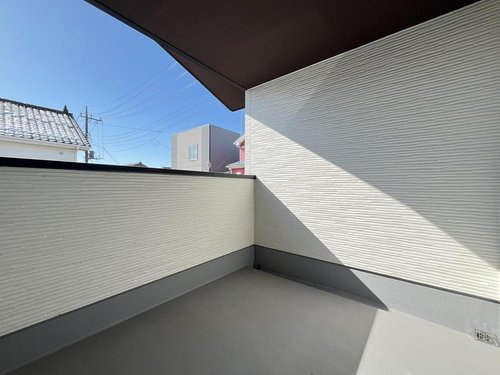 ◆草加市氷川町１５期のバルコニー|広いバルコニーからたっぷりの光をうけたお布団やシーツから太陽のにおいが感じられます。一日の終わりに嬉しいですね！