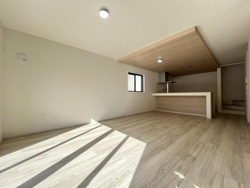 ◆草加市氷川町１５期の居間・リビング|日差しがうれしいリビング♪ ご家族みんなで食事をする大切な場所となります。