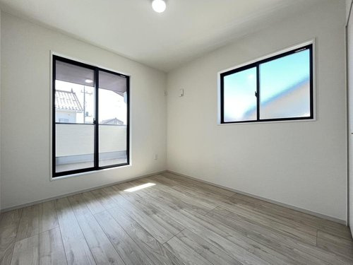 ◆草加市氷川町１５期の洋室|バルコニーに面した寝室は窓が大きく開放感があります。