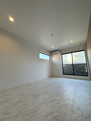 横浜市金沢区金沢町のアパートの居間・リビング|使いやすい間取りの洋室♪
同施工タイプ