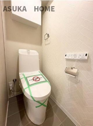 サングレイス横浜駅東のトイレ|収納もあるトイレスペースです。