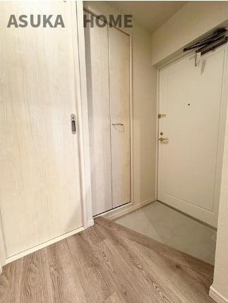 サングレイス横浜駅東の玄関|玄関の様子です。シューズボックスは田尾応り収納できる天井まであるタイプが採用されています。