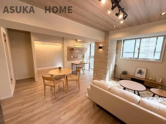 サングレイス横浜駅東の居間・リビング|14.9帖の広いリビングになります。優しい木目が癒してくれますね。