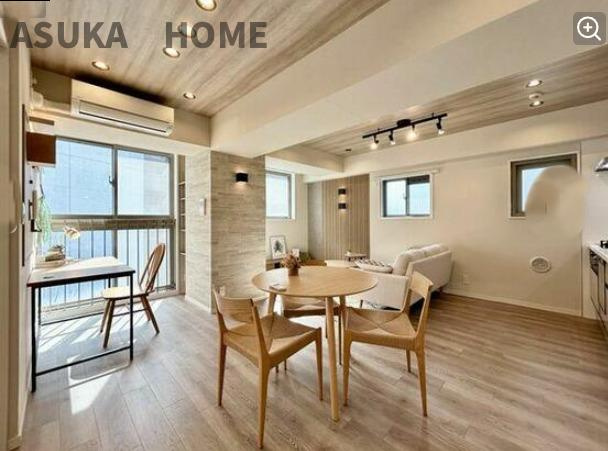 サングレイス横浜駅東の居間・リビング|ダイニングと書斎スペースの様子です。明るい木目がいいですね。