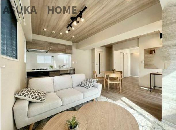 サングレイス横浜駅東の居間・リビング|スポットライトがおしゃれなリビング空間ですね。