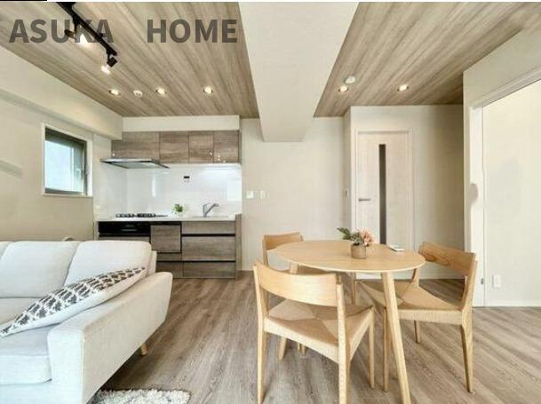 サングレイス横浜駅東の居間・リビング|窓側からキッチンの方を望んだリビング空間です。広さがいいですね。