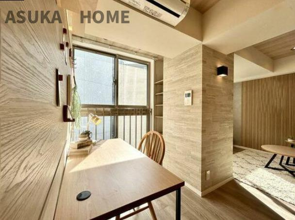 サングレイス横浜駅東の居間・リビング|明るい日が差し込むワーキングスペースです。