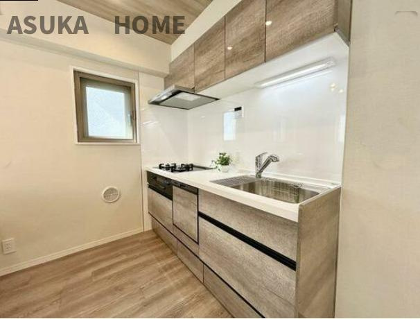 サングレイス横浜駅東のキッチン|キッチンには窓もついていて明るくていいですね。においがこもるのも防げます。