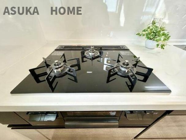 サングレイス横浜駅東のキッチン|三ツ口のガスコンロです。