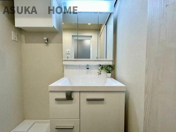 サングレイス横浜駅東の独立洗面台|収納も多く、すっきりと清潔に使える独立洗面化粧台です。