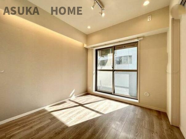 サングレイス横浜駅東の洋室|角部屋のため、明るい日の差し込む洋室です。