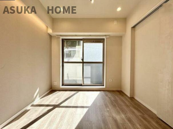 サングレイス横浜駅東の洋室|明るい日の差し込む４．８帖の洋室です。