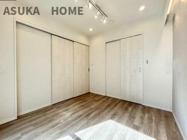 サングレイス横浜駅東の洋室|リビング隣の洋室になります。ウオークインクローゼット付ですっきり使えそうですね。