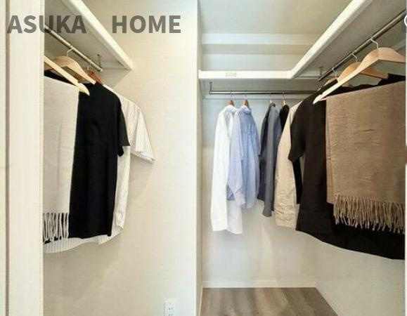 サングレイス横浜駅東の収納|ウオークインクローゼットの様子です。