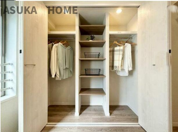 サングレイス横浜駅東の洋室|4.3帖の洋室に備えられたシステム収納の様子です。