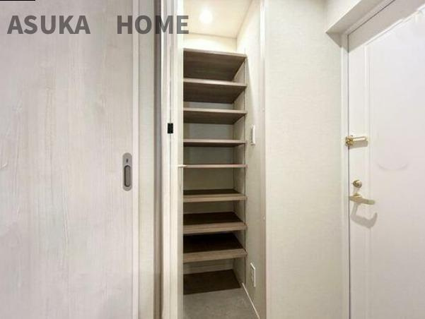 サングレイス横浜駅東の玄関|玄関のシューズボックスの様子です。靴がたくさん収まりますね。