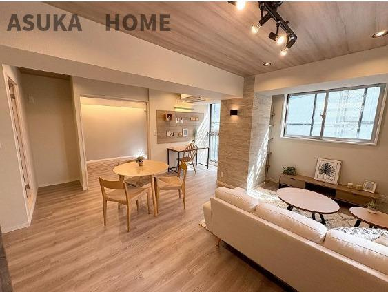 サングレイス横浜駅東の居間・リビング|角部屋のため、窓が多く明るいLDKです。