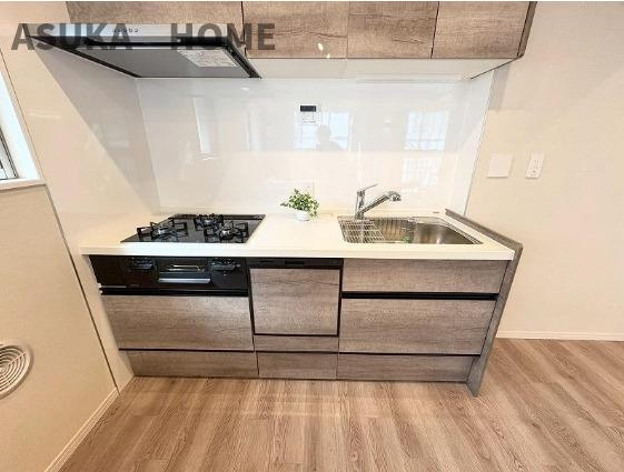 サングレイス横浜駅東のキッチン|食洗機付きキッチンになります。家族との会話も弾みそうですね。