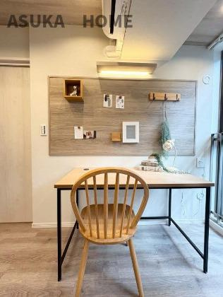 サングレイス横浜駅東の居間・リビング|窓のそばの明るい書斎スペースになります。