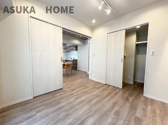 サングレイス横浜駅東の洋室|リビング隣の洋室になります。ウオークインクローゼット付のお部屋になります。