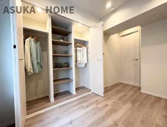 サングレイス横浜駅東の洋室|4.3帖の洋室です。システム収納の様子になります。