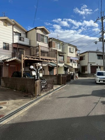 摂津市鳥飼新町2丁目　中古戸建の前面道路含む現地写真