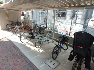 【その他共用部分】 | クエスタ上ヶ原 | 駐輪場です。屋根付き！