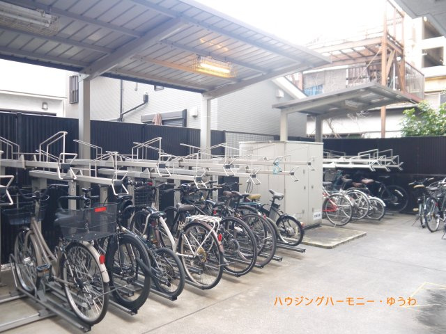【駐輪場】 | LEーLION　IKEBUKURO　COMFORT | 屋根付きの駐輪場となっていますので、雨の日でも大切な自転車が濡れずに済みます。