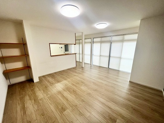 米子市両三柳中古戸建の居間・リビング|シンプルな色合いとなっており落ち着いた空間となっております〇