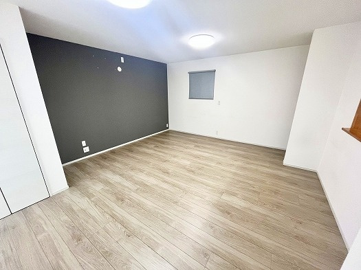 米子市両三柳中古戸建の洋室|リビングになります。