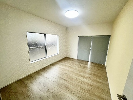 米子市両三柳中古戸建の洋室|洋室6帖となっております。