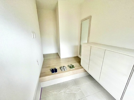 米子市両三柳中古戸建の玄関|玄関となります。
白を基調としており全体の統一感がございます〇