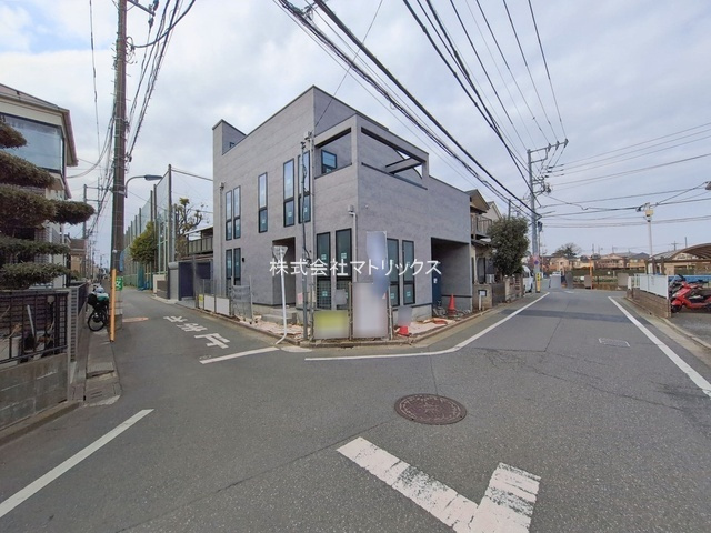 練馬区春日町4丁目　屋上庭園×角地　車庫付ハイグレード住宅　限定1棟の前面道路含む現地写真