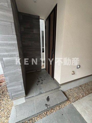 【エントランス】 | 大田区南千束３丁目戸建　３号棟 | ゆとりのあるエントランスです