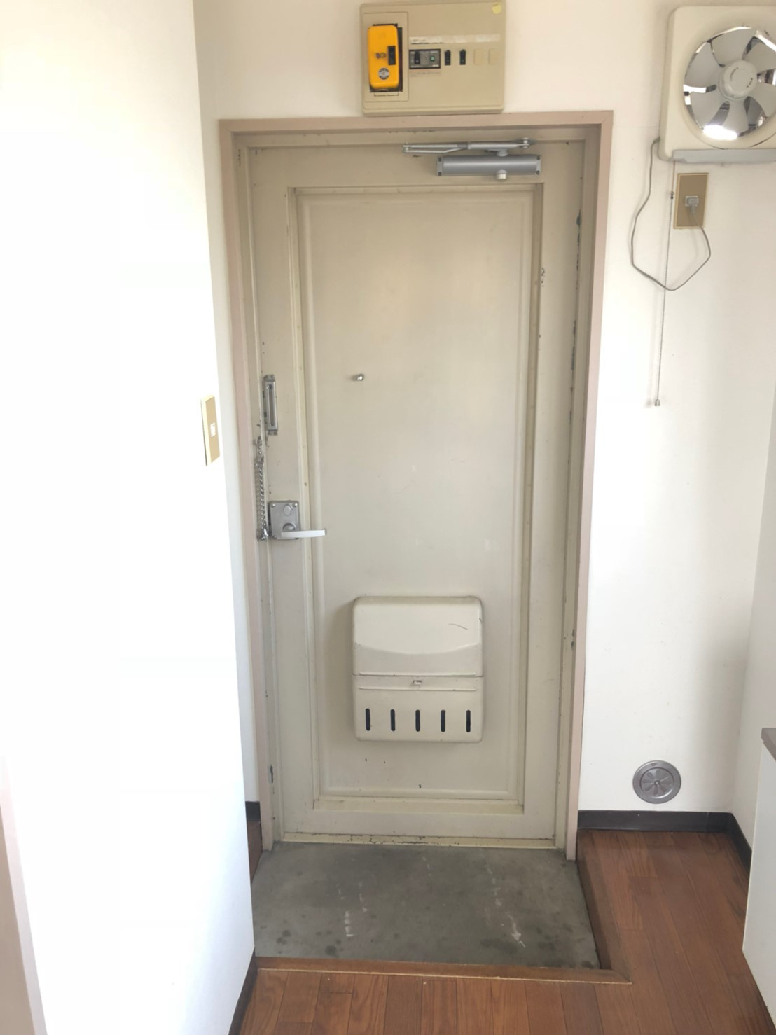 クイーンズヒルの玄関|収納もある玄関です