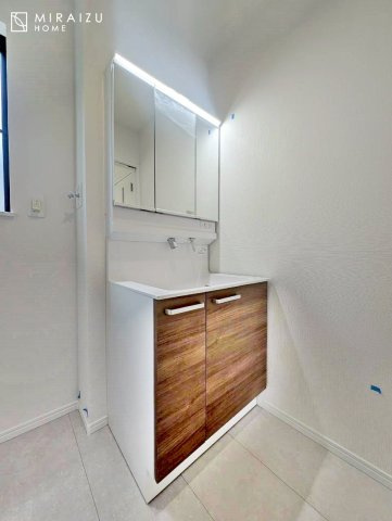 【独立洗面台】 | 洗濯機置き場、脱衣スペースもしっかりと確保されている洗面室。
水回りが集結した間取りなので、お料理やお洗濯物、お掃除の同時進行も可能です。