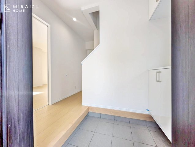 【玄関】 | 永く住むからこそシンプルで飽きのこないデザインに。ただいま、おかえりの温かな声が聞こえる玄関。